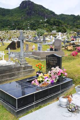 landestypische Graeber auf dem Friedhof der Hauptstadt Victoria, Seychellen, Mahe typical graveyard of the capital town victoria, Seychelles, Mahe BLWS667090
