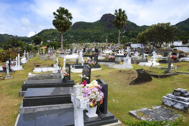 landestypische Graeber auf dem Friedhof der Hauptstadt Victoria, Seychellen, Mahe typical graveyard of the capital town victoria, Seychelles, Mahe BLWS667091