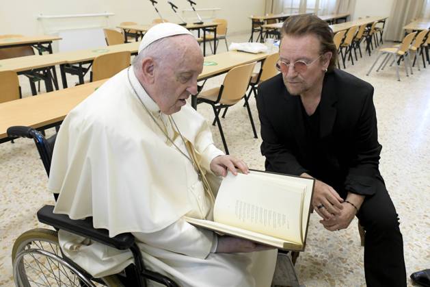 Bilder des Jahres 2022, Entertainment 05 Mai Entertainment Themen der Woche KW20 Entertainment Bilder des Tages Italy, Rome,2022 05 19 .Pope Francis flanked by Bono (Paul David Hewson). during the Presentation of the Scholas Occurrentes Movement at the Pontifical Urbanian University in Rome Photograph by Vatican Media Catholic Press Photo. RESTRICTED TO EDITORIAL USE - NO MARKETING - NO ADVERTISING CAMPAIGNS  Copyright: xVATICANxMEDIAx xipa-agency.netx xVaticanxMediax