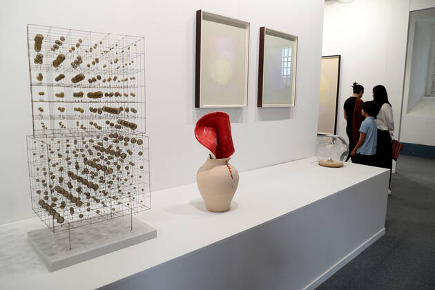 Entertainment Bilder des Tages (220519) -- LISBON, May 19, 2022 -- People visit the ARCOlisboa international contemporary art fair in Lisbon, Portugal, on May 19, 2022. The ARCOlisboa 2022 which kicked off on Thursday, will last till May 22. (Photo by Xinhua) PORTUGAL-LISBON-INTERNATIONAL CONTEMPORARY ART FAIR PedroxFiuza 