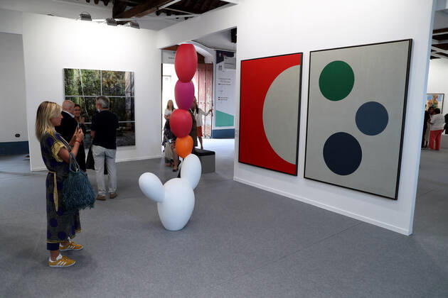 (220519) -- LISBON, May 19, 2022 -- People visit the ARCOlisboa international contemporary art fair in Lisbon, Portugal, on May 19, 2022. The ARCOlisboa 2022 which kicked off on Thursday, will last till May 22. (Photo by Xinhua) PORTUGAL-LISBON-INTERNATIONAL CONTEMPORARY ART FAIR PedroxFiuza 