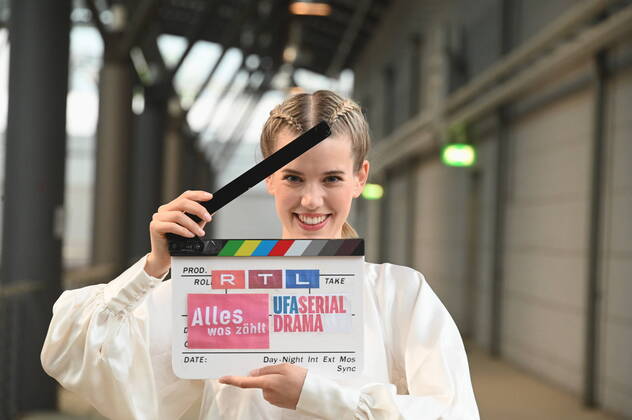Bilder des Jahres 2022, Entertainment 05 Mai Entertainment Themen der Woche KW20 Die Schauspielerin Sina Zadra posiert und ist ab 22.06.2022 (Folge 3968) als Motivationscoach Jill Kaufmann in der RTL Serie Alles was zählt zu sehen