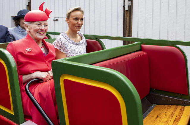 Bilder des Jahres 2022, Entertainment 05 Mai Entertainment Themen der Woche KW20 Entertainment Bilder des Tages 21-05-2022 Tivoli Queen Margrethe during her 50th jubilee at the amusement park Tivoli in Copenhagen, Denmark. The Queen at the opening at the Queens costumes, an exhibition by David M.A.P. Palmquits about her 20 yearlong partnership with the Tivoli ballet at the Pantomine theater. Visiting the youth gurads tailor and planting a tree in the parterre garden. Â  Copyright: xPPEx