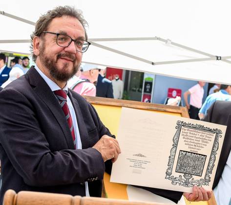 GER, Verleihung des Memminger Freiheitspreises 1525 an Prof. Dr. Heribert Prantl 21.05.2022, Weinmarkt, Memmingen, GER, Verleihung des Memminger Freiheitspreises 1525 an Prof. Dr. Heribert Prantl, seit dem Jahr 2005 wird der Memminger Freiheitspreis 1525 für Verdienste um Freiheit, Recht und Gerechtigkeit von der Stadt Memmingen verliehen. Prof. Dr. Heribert Prantl ist der 5. Preisträger. Der Preis soll an die 12 Artikel von 1525 erinnern, die als erste Niederschrift der Menschenrecht in Europa gelten. im Bild Prof. Dr. Heribert Prantl