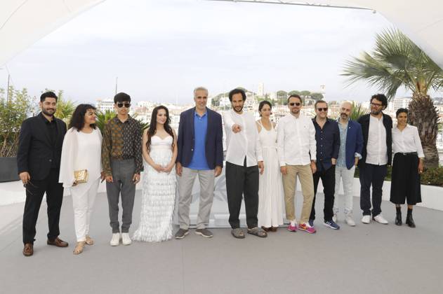 Sina Parvaneh, Sara Fazilat, Mesbah Taleb, Forouzan Jamshidnejad, Mehdi Bajestani, Ali Abbasi, Zar Amir-Ebrahimi, Jacob Jarek, Sol Bondy, Nima Akbarpour, Arash Ashtiani, und Alice Rahimi beim Photocall zum Kinofilm Holy Spider auf dem Festival de Cannes 2022 75. Internationale Filmfestspiele von Cannes am Palais des Festivals. Cannes, 23.05.2022