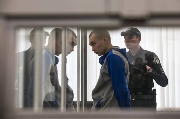 Ukraine-Krieg, Jahrestag der Invasion, Chronologie der Ereignisse, Archivbilder News Themen der Woche KW21 News Bilder des Tages Russian Soldier Vadim Shishimarin Was Sentenced To Life In Prison By A Ukrainian Court Russian soldier Vadim Shishimarin, 21, stands inside a cage after he was sentenced to life in prison by a Ukrainian court for killing an unarmed civilian in the first war crimes trial arising from Russia s Feb. 24 invasion, in Kyiv, Ukraine May 23, 2022 Kyiv Ukraine Copyright: xMaxymxMarusenkox originalFilename: musienko-notitle220523_npqO1