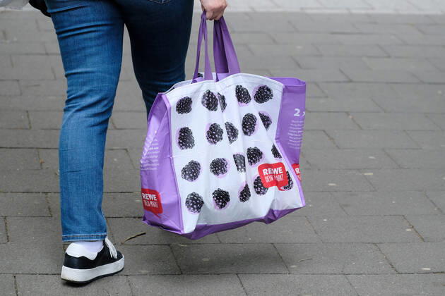 Düsseldorf 23.05.2022 Rewe Lebensmittel Discounter Supermarkt Einkaufstasche Plastiktasche Düsseldorf Nordrhein-Westfalen Deutschland