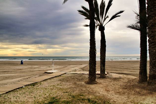 IMAGO Creative: Ende des Sommers Beach under stormy sky in Santa Pola, Alicante, Spain , 34297624.jpg, beach, ocean, sky, cloud, storm, dark, weather, stormy, water, shore, rain, sea, nature, wet, beauty, blue, coast, motion, seascape, foam, power, danger, marin, tour tourism, flow, scenic, grey, wind, blue sea, waterfront, rainy, bad weather, season, autumn, coastal, alicante, santa pola, spain, sand, building, nobody, horizon, cold, landscape, views, waves, palm, cloudy, touristic