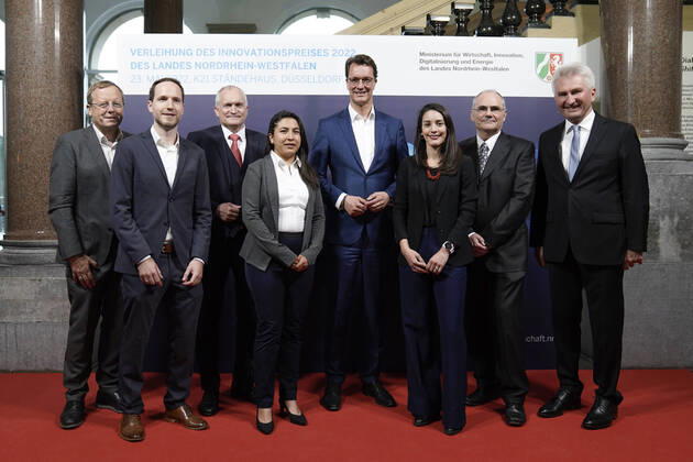 News Themen der Woche KW21 News Bilder des Tages Innovationspreis 2022 Aktuell, 23.05.2022, Gruppenbild Ministerpraesident von Nordrhein-Westfalen Hendrik Wuest (CDU) gemeinsam mit Wirtschaftsminister Professor Andreas Pinkwart und den Preistraegern Elektrotechnik-Ingenieur Professor Dr. Antonello Monti (Aachen); Nicolai Walter in Vertretung fuer Quantentechnologe Dr. Wladick Hartmann (Muenster) und die Biomedizinerin Dr. Gabriela Figueroa Miranda (Juelich); den Ehrenpreis erhielt der Praesident des RWI Leibniz-Institut für Wirtschaftsforschung; Essen; Professor Dr. Christoph M. Schmidt beim Innovationspreis 2022 des Landes Nordrhein-Westfalen in Duesseldorf Duesseldorf Nordrhein-Westfalen Deutschland