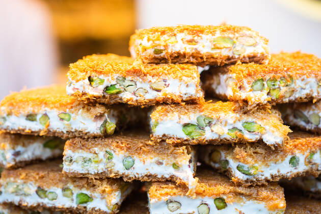 IMAGO Creative, Food, Künefe Turkish traditional dessert Kadayif baked in syrup served with nut powder , 37047876.jpg, Turkish dessert, appetizing, cooking, cream, cuisine, culture, delicious, delight, dessert, eating, food, foodlovers, gastronomy, gourmet, ingredient, kadayif, kanafeh, knafeh, kunafa, kunafah, kunafeh, kunefe, luxury, nuts, organic, ottoman, p recipe, pastry, pistachio, snack, sugar, sweet, sweet food, sweets, syrup, tasty, tatli, tatlisi, traditional, turkey, turkish, turkish dessert, turkish culture, turkish sweet, yummy