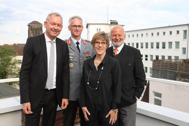 Hannover, Leibniz Ring Verleihung an Brigadegeneral Jens Alt, von links: Lutz Marmor, Brigadegeneral Jens Alt, Annegret Kamp-Karrenbauer, Jürgen Köster,