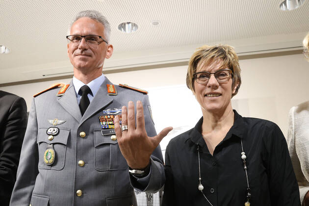 Hannover, Leibniz Ring Verleihung an Brigadegeneral Jens Alt, von links: Lutz Marmor, Brigadegeneral Jens Alt, Annegret Kamp-Karrenbauer, Jürgen Köster,