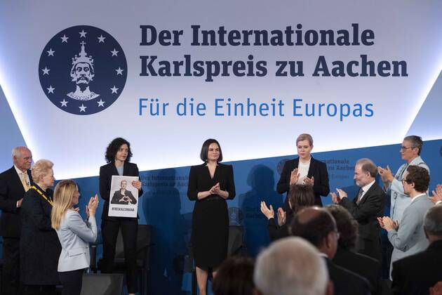 die Preistraegerinnen v.l. Tatsiana KHOMICH, Schwester der Karlspreistraegerin Maria KALESNIKAVA, BLR, Weissrussland, Belarus, Buergerrechtlerin, Swetlana TICHANOWSKAJA, BLR, Weissrussland, Belarus, Buergerrechtlerin, Karlspreistraegerin, Veronica TSEPKALO, BLR, Weissrussland, Belarus, Buergerrechtlerin, Karlspreistraegerin, Internationaler Karlspreis der Stadt Aachen, Verleihung im Rathaus der Stadt Aachen am 26.05.2022.