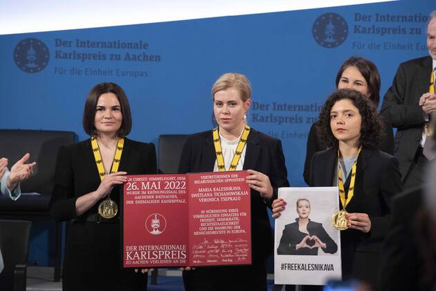 die Preistraegerinnen v.l. Swetlana TICHANOWSKAJA, BLR, Weissrussland, Belarus, Buergerrechtlerin, Karlspreistraegerin, Veronica TSEPKALO, BLR, Weissrussland, Belarus, Buergerrechtlerin, Karlspreistraegerin, Tatsiana KHOMICH, Schwester der Karlspreistraegerin Maria KALESNIKAVA, BLR, Weissrussland, Belarus, Buergerrechtlerin, Internationaler Karlspreis der Stadt Aachen, Verleihung im Rathaus der Stadt Aachen am 26.05.2022.