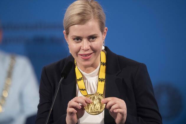 Veronica TSEPKALO, BLR, Weissrussland, Belarus, Buergerrechtlerin, Karlspreistraegerin, spricht Dankesworte, Internationaler Karlspreis der Stadt Aachen, Verleihung im Rathaus der Stadt Aachen am 26.05.2022.