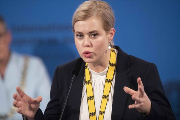 Veronica TSEPKALO, BLR, Weissrussland, Belarus, Buergerrechtlerin, Karlspreistraegerin, spricht Dankesworte, Internationaler Karlspreis der Stadt Aachen, Verleihung im Rathaus der Stadt Aachen am 26.05.2022.