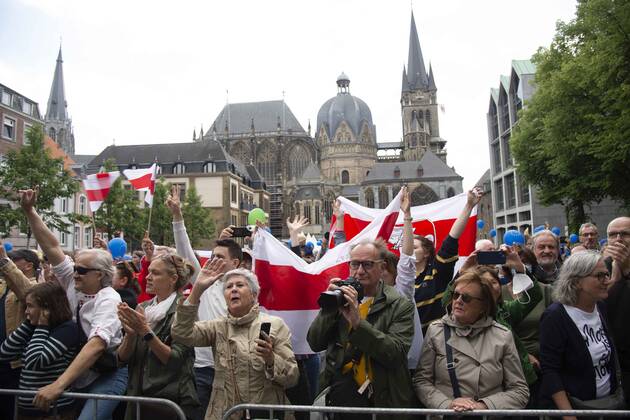 Zuschauer auf dem Katschhof, im Hintergrund der Aachener Dom , Internationaler Karlspreis der Stadt Aachen, Verleihung im Rathaus der Stadt Aachen am 26.05.2022.