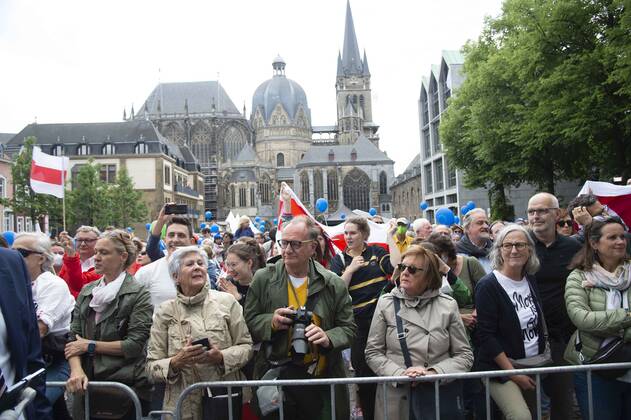Zuschauer auf dem Katschhof, im Hintergrund der Aachener Dom , Internationaler Karlspreis der Stadt Aachen, Verleihung im Rathaus der Stadt Aachen am 26.05.2022.