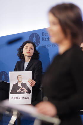 Annalena Baerbock (Buendnis 90 Die Gruenen), Bundesaussenministerin, bei der Verleihung des Karlspreises in Aachen, 26.05.2022. Maria Kalesnikawa (Plakat), musste sich von ihrer Schwester vertreten lassen, weil sie in Belarus inhaftiert ist. Aachen Deutschland