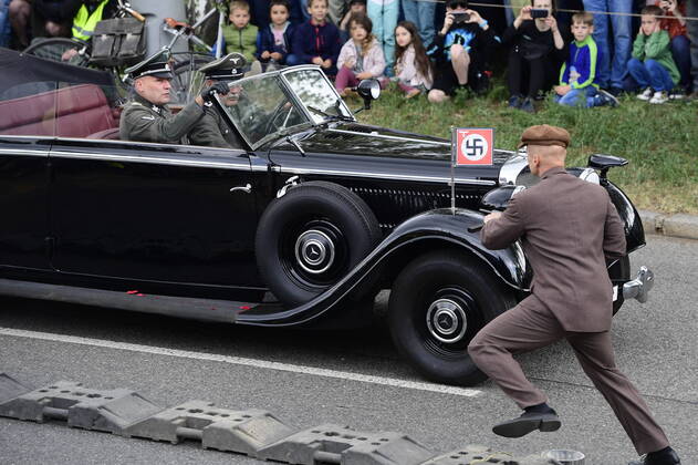Bilder des Jahres 2022, News 05 Mai News Themen der Woche KW21 News Bilder des Tages Re-enactment of the assassination of Nazi Deputy Reichsprotector Reinhard Heydrich from 1942 by Czechoslovak paratroopers trained in Britain was held in Prague, Czech Republic, on May 27, 2022, on the occasion of the 80th anniversary of the attack. (CTKxPhoto KaterinaxSulova) CTKPhotoP2022052702888 