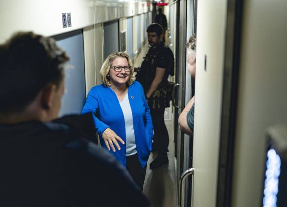 Ukraine-Krieg, Jahrestag der Invasion, Persönlichkeiten besuchen die Ukraine, Archivbilder Bundesentwicklungsministerin Svenja Schulze (SPD) in einem Nachtzug auf dem Weg nach Kiew. Lwiw, 26.05.2022. Lwiw Ukraine Copyright: xXanderxHeinlx