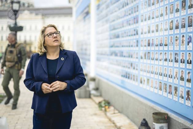 Ukraine-Krieg, Jahrestag der Invasion, Persönlichkeiten besuchen die Ukraine, Archivbilder News Bilder des Tages Bundesentwicklungsministerin Svenja Schulze (SPD) besucht die Mauer der Erinnerung an die gefallenen Soldaten im Krieg gegen Russland. Kiew, 27.05.2022. Kiew Ukraine Copyright: xXanderxHeinlx