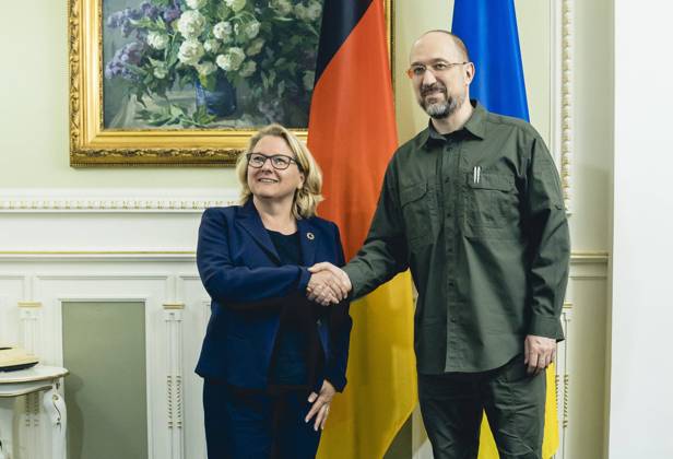 Ukraine-Krieg, Jahrestag der Invasion, Persönlichkeiten besuchen die Ukraine, Archivbilder Bundesentwicklungsministerin Svenja Schulze (SPD) trifft Denys Schmyhal, Ministerpraesident der Ukraine. Kiew, 27.05.2022. Kiew Ukraine Copyright: xXanderxHeinlx