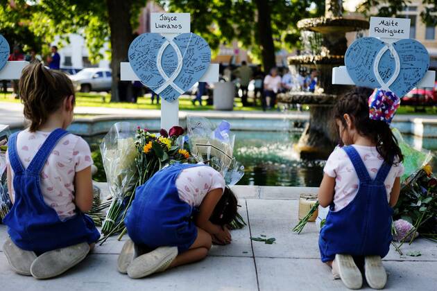 Bilder des Jahres 2022, News 05 Mai (220527) -- UVALDE, May 27, 2022 -- People mourn for victims of a school mass shooting in Uvalde, Texas, the United States, May 26, 2022. At least 19 children and two adults were killed in a shooting at Robb Elementary School in the town of Uvalde, Texas, on Tuesday. ) U.S.-TEXAS-UVALDE-MASS SHOOTING-MOURNING WuxXiaoling 