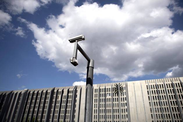 BND headquarter DEU, Deutschland, Germany, Berlin, 12.05.2022 Ueberwachungskamera und Aussenansicht Zentrale vom Bundesnachrichtendienst BND in Berlin. Das umzaeunte rund 260.000mÂ² grosse Gelaende mit dem Gebaeudeensemble und 4000 Mitarbeitern befindet sich im Berliner Ortsteil Mitte an der Chausseestraße. Fuer die architektonische Umsetzung der einzelnen Teilprojekte sind die Architekturbüros Jan Kleihues + Kleihues (Hauptgebaeude), Henn Architekten (Nordbebauung) und Lehmann Architekten (Suedbebauung) zustaendig. en: Surveilance Camera and Exterior view of the headquarter of the Bundesnachrichtendienst Federal Intelligence Service agency BND in Berlin, Germany. The fenced around 260,000mÂ² site with the building ensemble and 4000 emplo