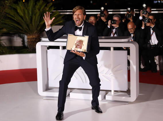 Bilder des Jahres 2022, Entertainment 05 Mai (220529) -- CANNES, May 29, 2022 -- Swedish director Ruben Ostlund poses during a photocall after his film Triangle of Sadness won the Palme d Or at the closing ceremony of the 75th edition of the Cannes Film Festival in Cannes, southern France, May 28, 2022. ) FRANCE-CANNES-FILM FESTIVAL-CLOSE GaoxJing 