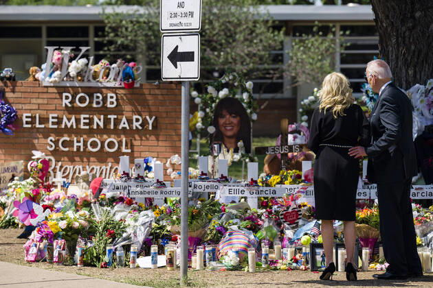 Bilder des Jahres 2022, News 05 Mai News Themen der Woche KW21 May 29, 2022: U.S. president Joe Biden and First Lady Jill Biden visit and lay a flower bouquet at a cross memorial in front of Robb Elementary School, in Uvalde, Texas, Sunday, May 29, 2022, the site of a mass shooting in which 18-year-old gunman Salvador Ramos massacred 19 children students and two adult teachers Tuesday, May 24, 2022. - ZUMAh163 20220529_znp_h163_012 Copyright: xJintakxHanx