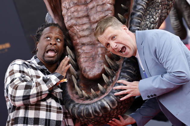 Bilder des Jahres 2022, Entertainment 05 Mai Entertainment Themen der Woche KW22 Entertainment Bilder des Tages Moderator Mola Adebisi und Entertainer Oliver Pocher vor einem T-Rex bei der Deutschlandpremiere von Jurassic World: Ein neues Zeitalter im Cinedom Kino. Köln, 30.05.2022 NRW Deutschland Copyright: xChristophxHardtx