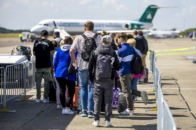 2022-05-31 11:26:15 MAASTRICHT - Travelers at Maastricht Aachen Airport. The provincial government of Limburg leaves the decision about the future of Maastricht Aachen Airport entirely to the Provincial Council. ANP MARCEL VAN HOORN netherlands out - belgium out