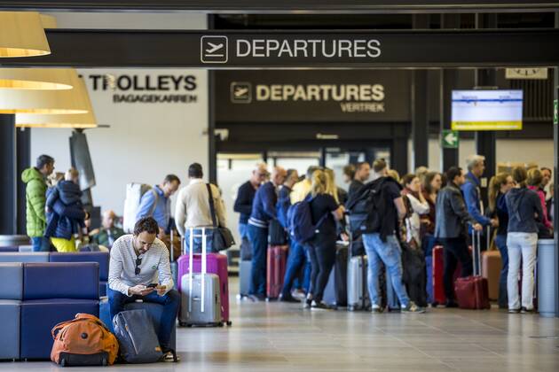 2022-05-31 10:57:31 MAASTRICHT - Travelers at Maastricht Aachen Airport. The provincial government of Limburg leaves the decision about the future of Maastricht Aachen Airport entirely to the Provincial Council. ANP MARCEL VAN HOORN netherlands out - belgium out