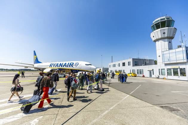 2022-05-31 11:40:25 MAASTRICHT - Travelers at Maastricht Aachen Airport. The provincial government of Limburg leaves the decision about the future of Maastricht Aachen Airport entirely to the Provincial Council. ANP MARCEL VAN HOORN netherlands out - belgium out