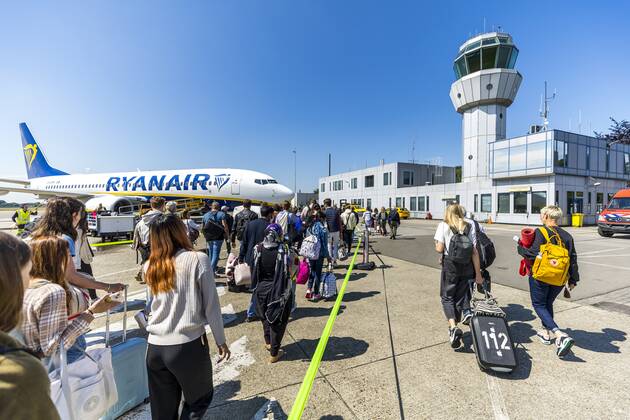 2022-05-31 11:40:47 MAASTRICHT - Travelers at Maastricht Aachen Airport. The provincial government of Limburg leaves the decision about the future of Maastricht Aachen Airport entirely to the Provincial Council. ANP MARCEL VAN HOORN netherlands out - belgium out