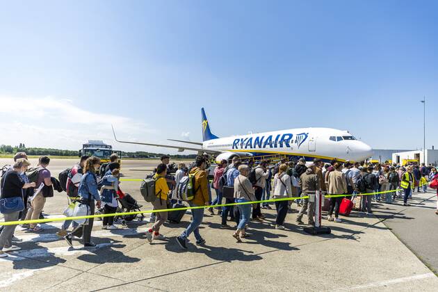 2022-05-31 11:41:40 MAASTRICHT - Travelers at Maastricht Aachen Airport. The provincial government of Limburg leaves the decision about the future of Maastricht Aachen Airport entirely to the Provincial Council. ANP MARCEL VAN HOORN netherlands out - belgium out