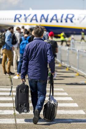 2022-05-31 11:28:08 MAASTRICHT - Travelers at Maastricht Aachen Airport. The provincial government of Limburg leaves the decision about the future of Maastricht Aachen Airport entirely to the Provincial Council. ANP MARCEL VAN HOORN netherlands out - belgium out