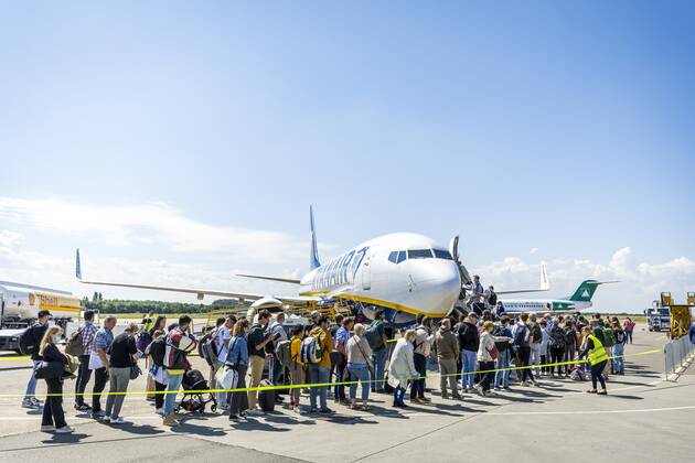 2022-05-31 11:43:13 MAASTRICHT - Travelers at Maastricht Aachen Airport. The provincial government of Limburg leaves the decision about the future of Maastricht Aachen Airport entirely to the Provincial Council. ANP MARCEL VAN HOORN netherlands out - belgium out