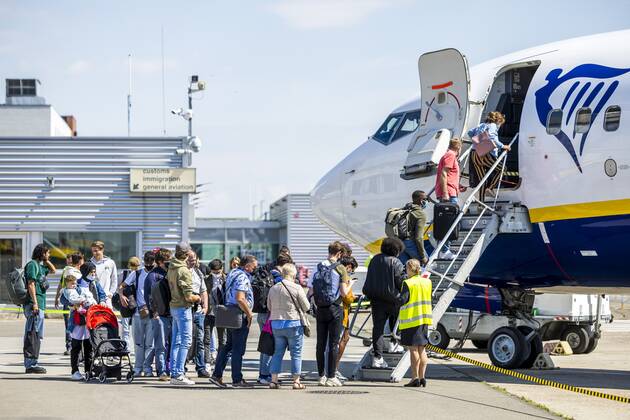2022-05-31 11:46:23 MAASTRICHT - Travelers at Maastricht Aachen Airport. The provincial government of Limburg leaves the decision about the future of Maastricht Aachen Airport entirely to the Provincial Council. ANP MARCEL VAN HOORN netherlands out - belgium out