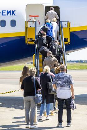 2022-05-31 11:48:00 MAASTRICHT - Travelers at Maastricht Aachen Airport. The provincial government of Limburg leaves the decision about the future of Maastricht Aachen Airport entirely to the Provincial Council. ANP MARCEL VAN HOORN netherlands out - belgium out