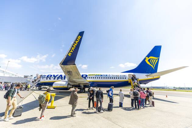 2022-05-31 11:44:55 MAASTRICHT - Travelers at Maastricht Aachen Airport. The provincial government of Limburg leaves the decision about the future of Maastricht Aachen Airport entirely to the Provincial Council. ANP MARCEL VAN HOORN netherlands out - belgium out