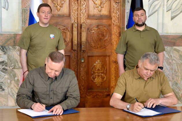 Bilder des Jahres 2022, News 06 Juni News Themen der Woche KW22 News Bilder des Tages MARIUPOL, UKRAINE - JUNE 1, 2022: St Petersburg Governor Alexander Beglov and Mariupol Mayor Konstantin Ivashchenko (L-R seated) sign a twinning agreement between St Petersburg and Mariupol as United Russia Party General Council Secretary Andrei Turchak and Donetsk People s Republic leader Denis Pushilin (L-R standing) look on. Nikolai Trishin TASS  TS1339BB