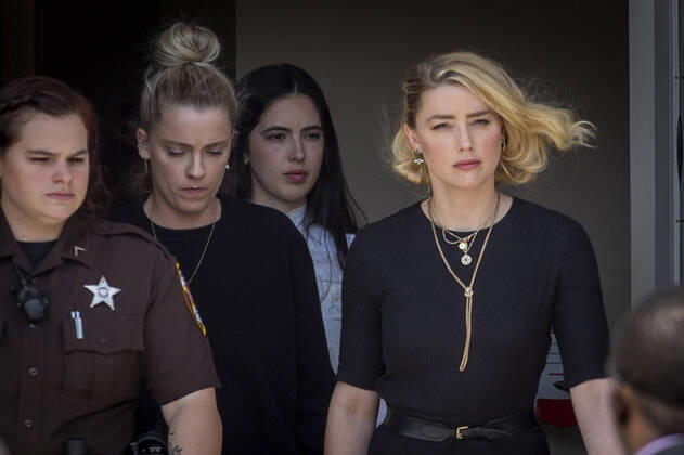 Bilder des Jahres 2022, Entertainment 06 Juni Entertainment Themen der Woche KW22 Entertainment Bilder des Tages Amber Heard nach Schuldspruch im Prozess gegen Johnny Depp in Fairfax Actress Amber Heard, right, and her sister Whitney Heard, left, depart the Fairfax County Courthouse following the verdicts in her trial against Johnny Depp in Fairfax, Virginia, Wednesday, June 1, 2022. Copyright: xRodxLamkeyx xCNPx MediaPunchx