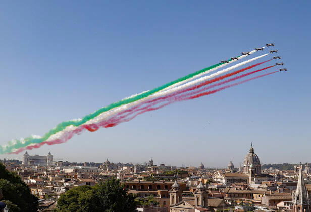 Bilder des Jahres 2022, News 06 Juni News Themen der Woche KW22 News Bilder des Tages Italien, Nationalfeiertag Tag der Republik June 2, 2022, Roma, Italia: Italian Air Forces aerobatic demonstration team Frecce Tricolori fly during the celebrations of the Italy s Republic Day, in Rome, Italy, 2 June 2022. ANSA GIUSEPPE LAMI Roma Italia  - ZUMAa110 20220602_zaf_a110_005 Copyright: xGiuseppexLamix