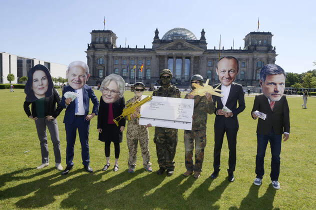 Bilder des Jahres 2022, News 06 Juni News Themen der Woche KW22 News Bilder des Tages Aktivisten bei einer Protestaktion gegen das sogenannte Sondervermögen von 100 Milliarden für die Bundeswehr vor dem Reichstagsgebäude. Berlin, 03.06.2022