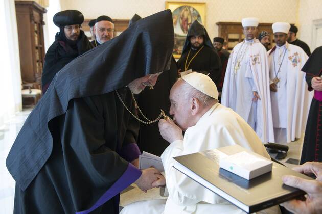 Bilder des Jahres 2022, News 06 Juni News Themen der Woche KW22 News Bilder des Tages Vatikan, Papst Franziskus empfängt Vertreter Orthodoxer Kirchen Italy, Rome, Vatican, 22 06 3 Pope Francis received in Audience a Delegation of young priests and monks from Eastern Orthodox Churches at the Vatican . Photograph by Vatican Media Catholic Press Photo. RESTRICTED TO EDITORIAL USE - NO MARKETING - NO ADVERTISING CAMPAIGNS Papa Francesco ha ricevuto in udienza una delegazione di giovani sacerdoti e monaci delle Chiese ortodosse orientali in Vaticano  Copyright: xVATICANxMEDIAx xipa-agency.netx xVaticanxMediax