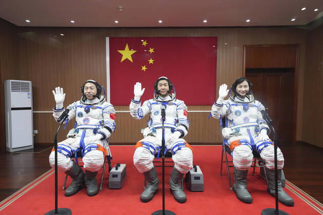 Bilder des Jahres 2022, News 06 Juni News Themen der Woche KW22 News Bilder des Tages (220605) -- JIUQUAN, June 5, 2022 -- A see-off ceremony for three Chinese astronauts of the Shenzhou-14 crewed space mission is held at the Jiuquan Satellite Launch Center in northwest China, June 5, 2022. Chinese astronauts Chen Dong (C), Liu Yang (R) and Cai Xuzhe will stay in space for about six months. ) CHINA-JIUQUAN-SHENZHOU-14-ASTRONAUTS-SEE-OFF CEREMONY (CN) LixGang 