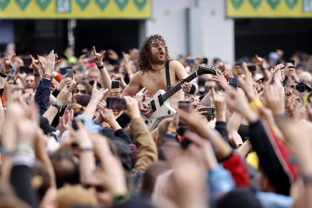 Bilder des Jahres 2022, Entertainment 06 Juni Entertainment Themen der Woche KW22 Entertainment Bilder des Tages Sänger Joel O Keeffe von der Band Airbourne bei Rock am Ring 2022. Knapp 90.000 Besucher bejubeln in diesem Jahr die Auftritte von etwa 70 Bands. Rock am Ring ist ein von Marek Lieberberg gegründetes Musikfestival, das traditionell auf dem Nürburgring in der Nähe der Stadt Adenau in der Eifel stattfindet. Es gilt als das traditionsreichste Rockfestival Deutschlands. Nürburg, 05.06.2022 Rheinland-Pfalz Deutschland Copyright: xChristophxHardtx