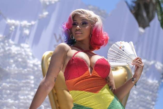 Bilder des Jahres 2022, Entertainment 06 Juni Entertainment Themen der Woche KW22 Entertainment Bilder des Tages June 5, 2022, West Hollywood, California, USA: Rapper CARDI B makes a surprise appearance in the WEHO Pride Parade. This year marks the first time the parade has been held since L.A. Pride split from West Hollywood and moved its festivities to Hollywood, hoping for a more diverse and inclusive event. West Hollywood opted to continue its own parade along its storied route Los Angeles USA - ZUMAc68_ 20220605_zaf_c68_014 Copyright: xRingoxChiux